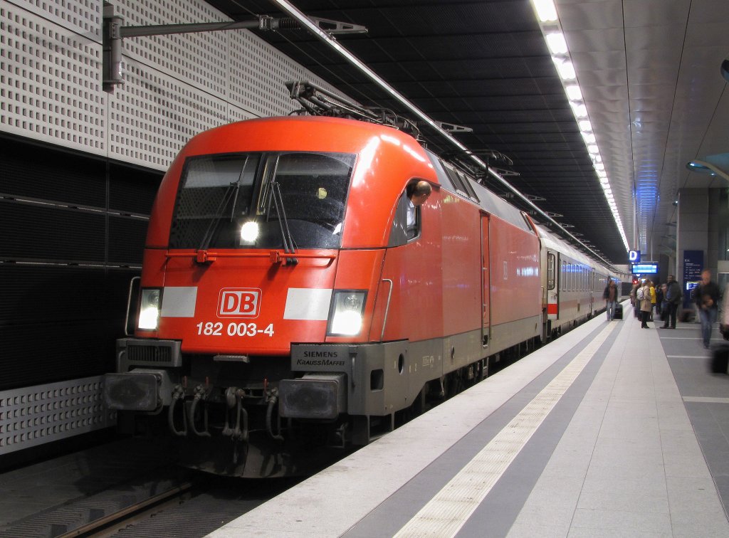 182 003-4 brachte am 02.10.2010 den EC 340  Wawel  (Krakow Glowny -> Berlin Hbf(tief)) bis an sein Reiseziel nach Berlin. Hier verlsst er mit seinen 20 Minuten Versptung den Berliner Hbf.