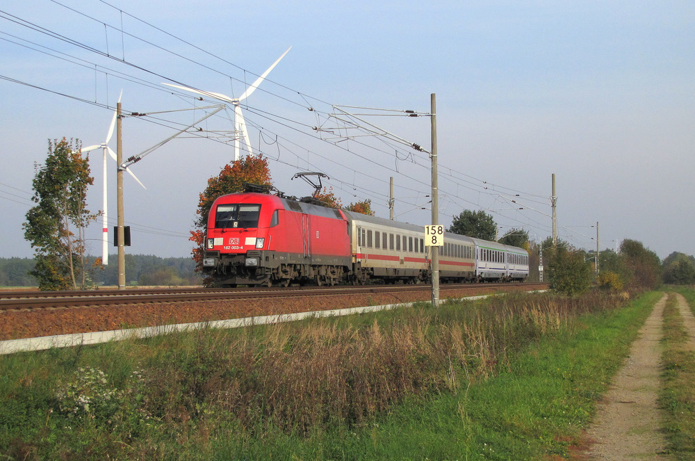 182 003-4 kommt fuhr am 08.10.2010 den EC 340  Wawel  (Krakow Glowny -> Lneburg) zwischen Cottbus und Lneburg. Hier sieht man ihn in Tornitz.
