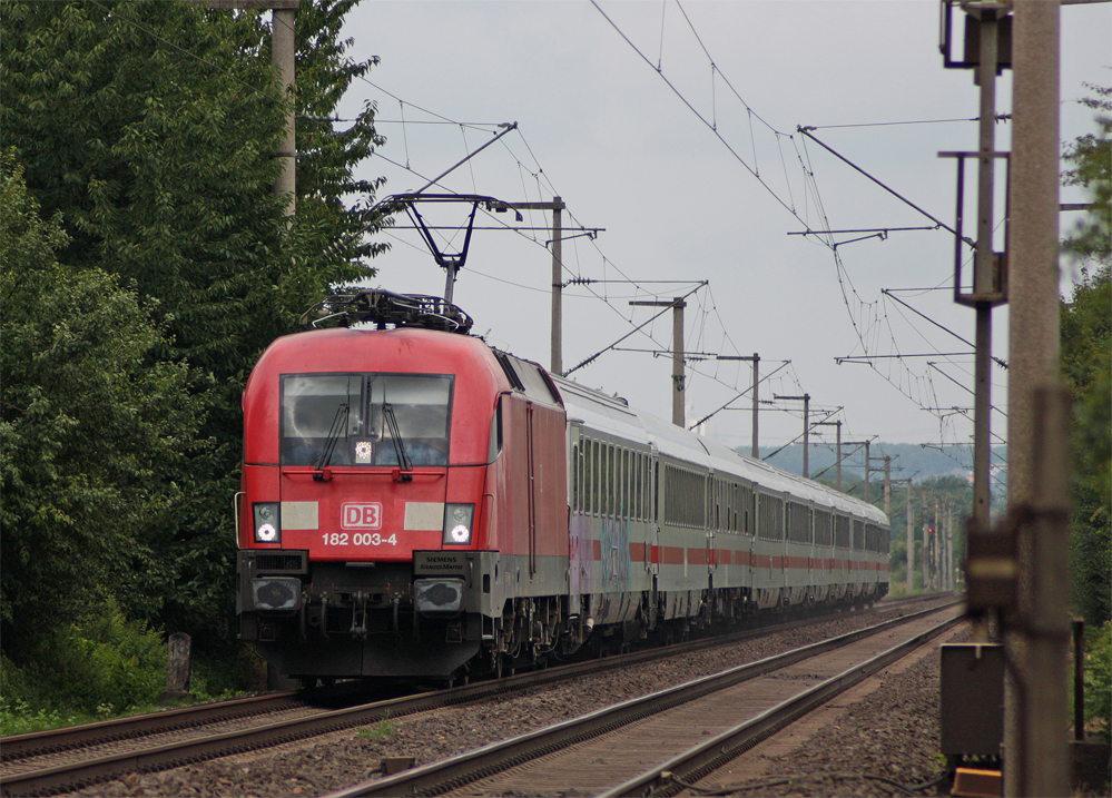182 003-4 mit dem IC2023 Hamburg Altona - Frankfurt (Main) Hbf kurz vor Sechtem, 9.8.10