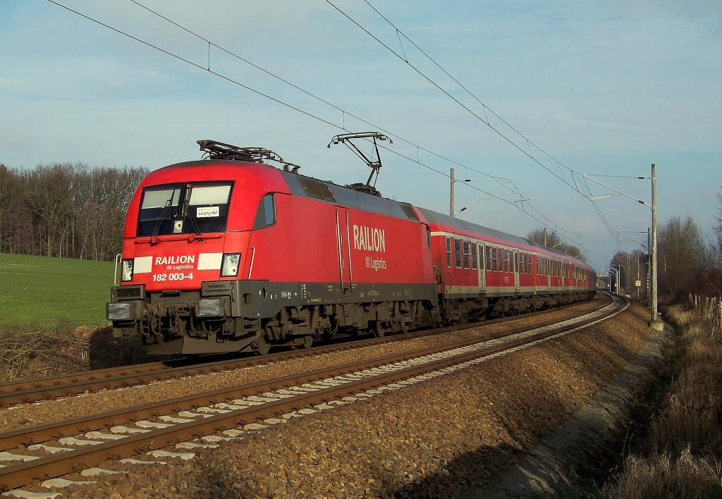 182 003-4 mit dem RE10 von Cottbus nach Leipzig Hbf hier kurz nach der Ausfahrt aus dem Bahnhof von Calau/Niederlausitz in Cabel. 29.12.2009