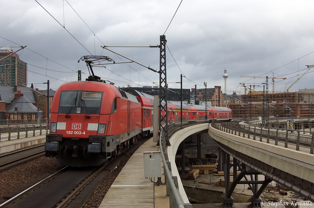 182 003-4 mit dem RE2 (RE 37381) von Wismar nach Cottbus, bei der Ausfahrt aus dem Berliner Hbf. 29.03.2012