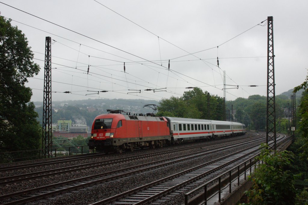 182 003-4 mit IC 2023 zwischen Wuppertal - Zoologischer Garten und Wuppertal - Sonnborn. 18.08.2010 - 11:37Uhr