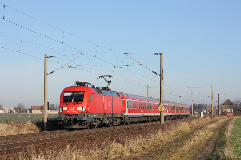 182 003-4 passiert mit dem RE 18 von Cottbus nach Dresden den kleinen Ort Bhla. Fotografiert am 29.11.2011. 