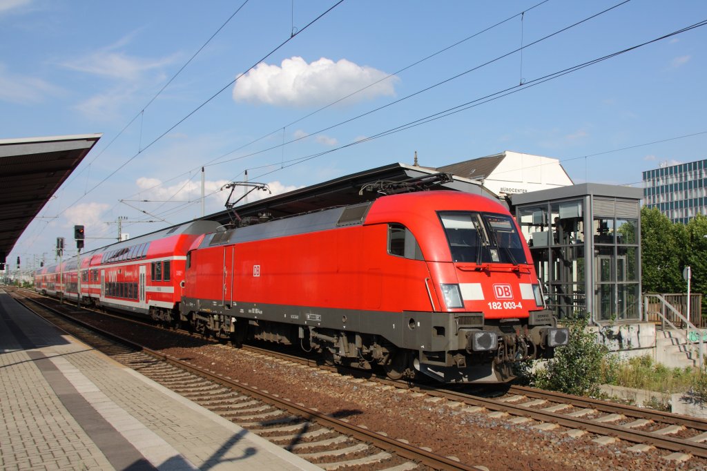 182 003-4 verlsst mit der S1 den Bahnhof Dresden-Mitte in Richtung Dresden Hbf. Fotografiert am 17.08.2011. 