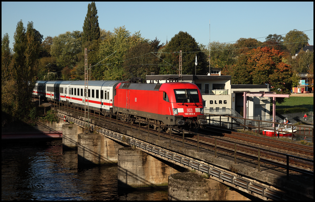 182 003 (9180 6182 003-4 D-DB) berquert mit dem IC 2023, Hamburg-Altona - Frankfurt(Main)Hbf, den Harkortsee. (10.10.2010)