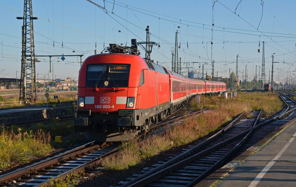 182 003 erreicht mit einem RE aus Cottbus am 15.10.11 den Leipziger Hbf.