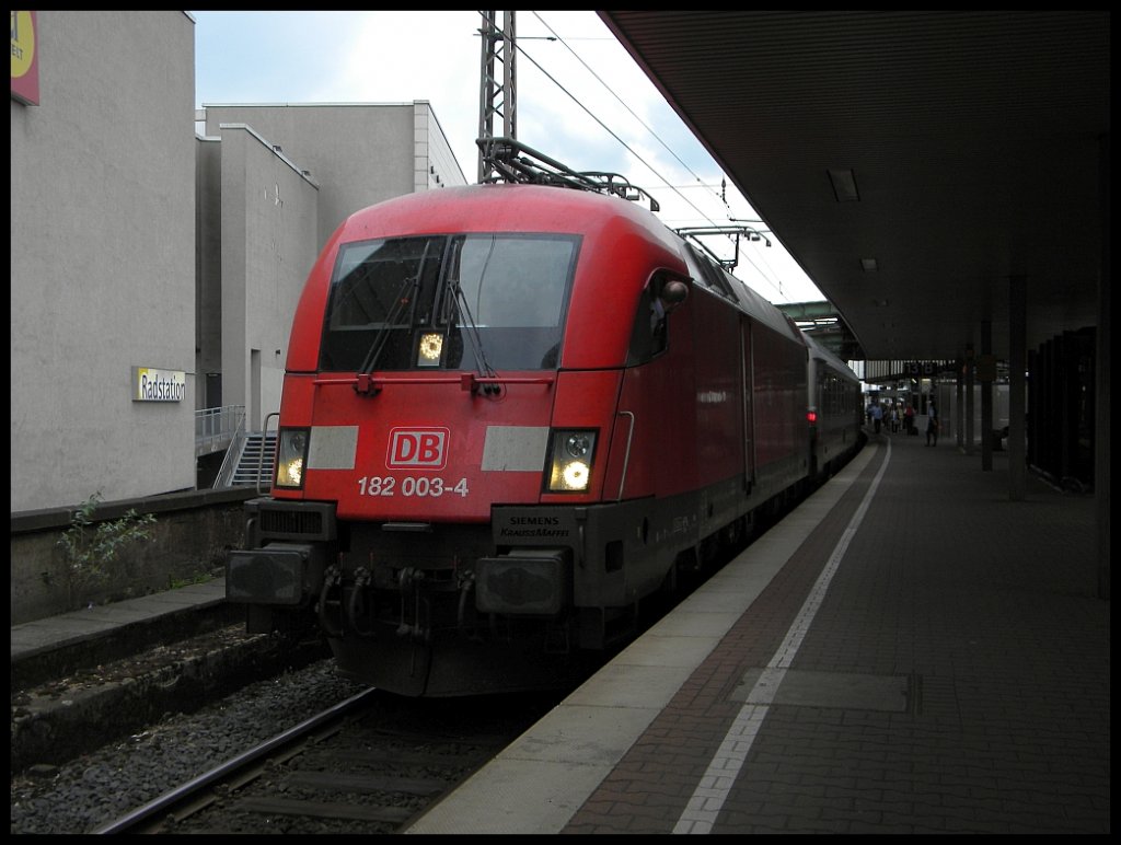 182 003 mit dem 2022 in Duisburg Hbf