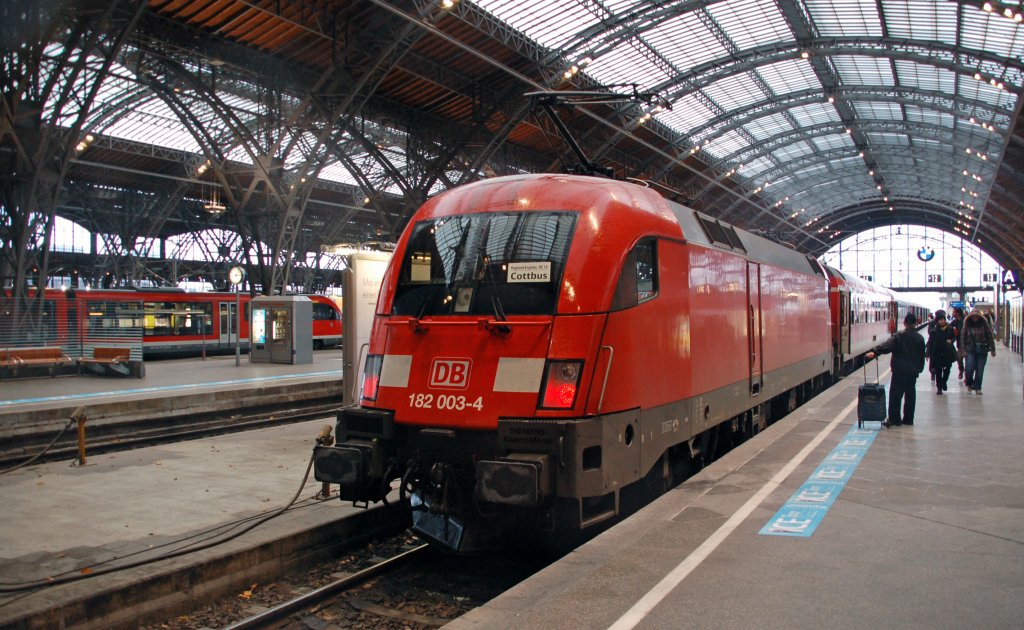 182 003 steht am 13.11.10 mit einem RE nach Cottbus im Leipziger Hbf.