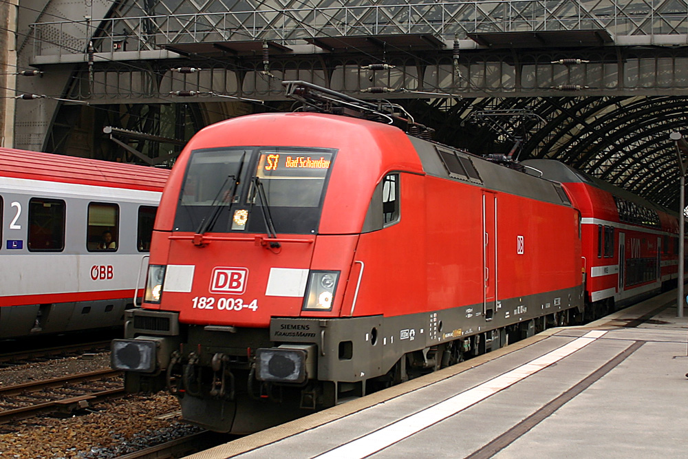 182 003 zieht die S1 nach Bad Schandau aus dem Dresdner Hbf. 15.08.2011