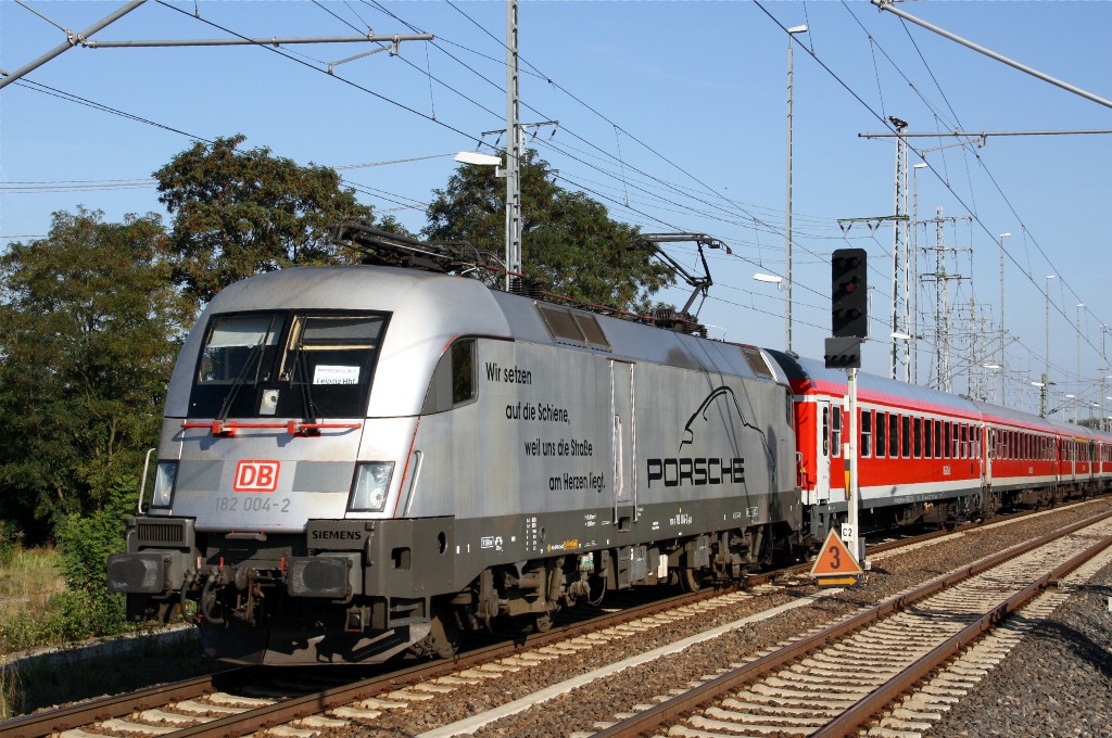 182 004-2 als RE 10 Cottbus - Leipzig unterwegs gesehen am 24.9.2011 in Falkenberg / Elster