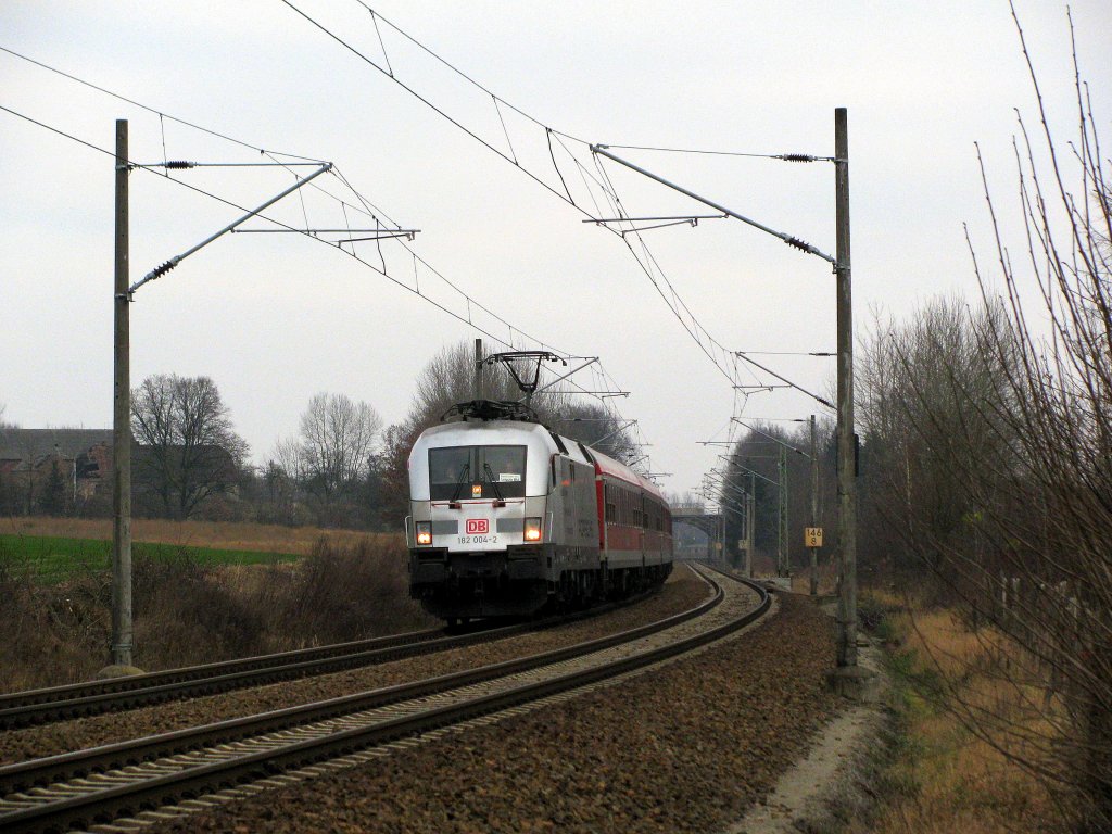 182 004-2 mit dem RE nach Leipzig am 13.12. in Cabel bei Calau.