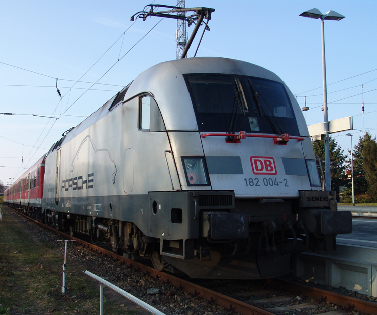 182 004-2 mit RE18591 von Warnemnde nach Berlin Hbf(tief)kurz nach der Ankunft im Bahnhof Warnemnde.(27.03.2011)