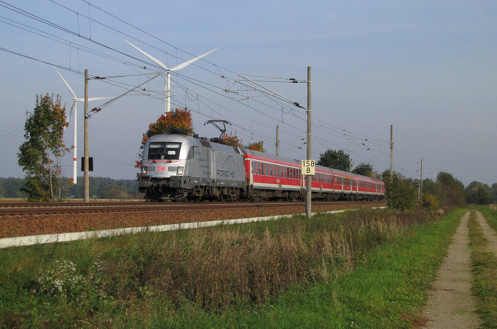 182 004-2  Porsche  fuhr am 08.10.2010 eine Garnitur des RE10 von Cottbus nach Leipzig Hbf. Hier in Tornitz.