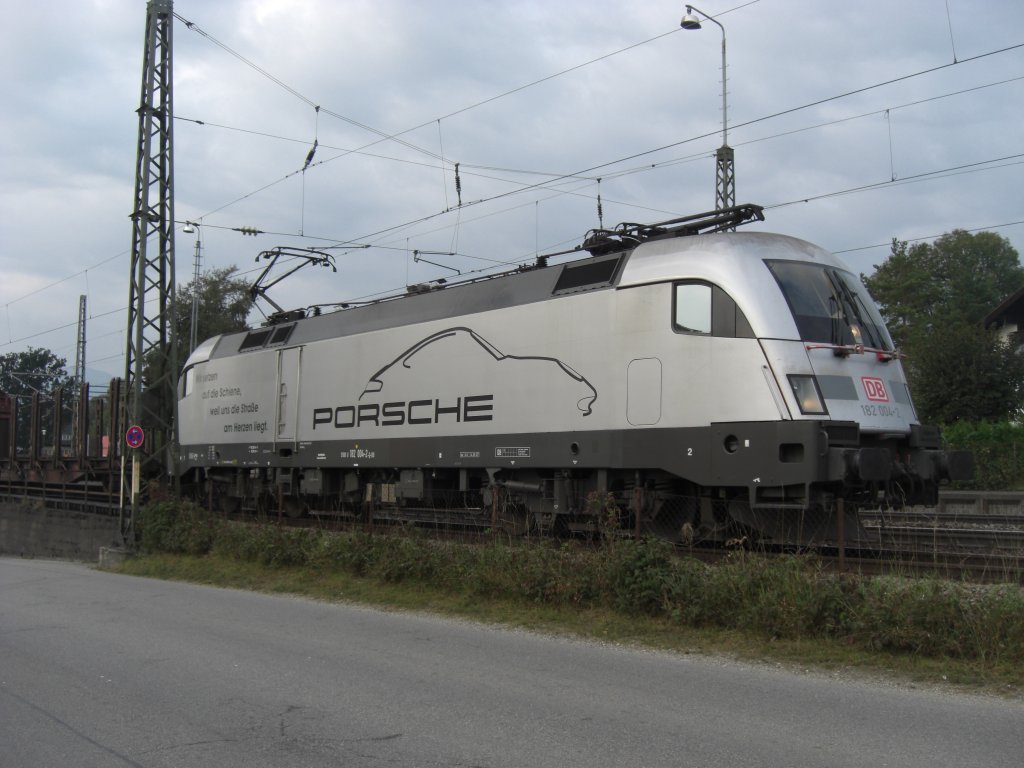 182 004-2 die  Porsche -Lok am 29. September 2009 bei einem Zwischenhalt
im Bahnhof von Prien am Chiemsee.