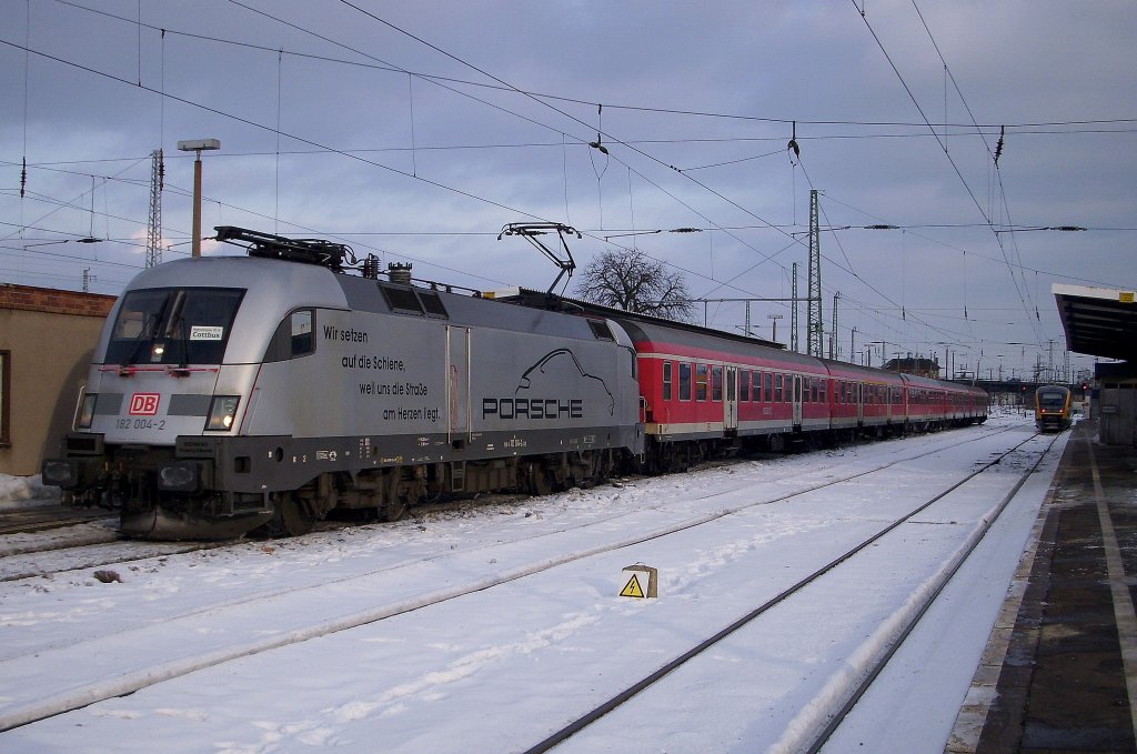 182 004-2  Porsche  mit dem RE10 von Cottbus nach Leipzig Hbf ber Falkenberg/Elster. Cottbus den 01.02.2010