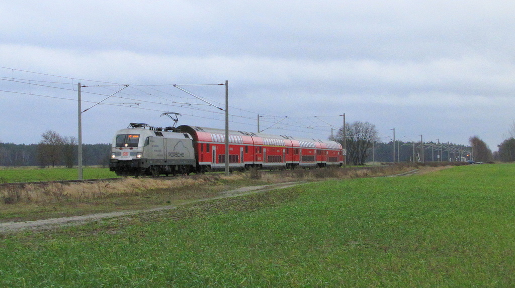 182 004-3 hatte am 07.01.2012 die Aufgabe den RE2 von Cottbus nach Wittenberge zu befrdern. Er wird gleich seinen nchsten Halt Knigs Wusterhausen erreichen.