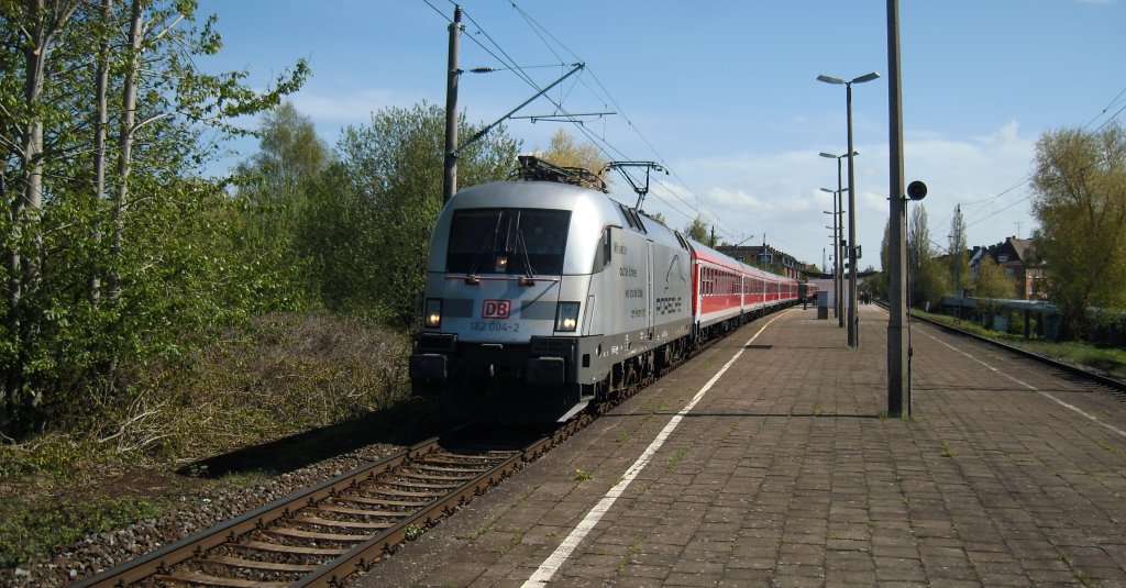 182 004 kommt mit dem Fuballsonderzug durch den HP Holbeinplatz. Die Fuballfans sind bereits in HP Parkstrae ausgestiegen, so dass der  Porsche  nun den leeren Zug nach Rostock-Bramow zieht
02.05.2010