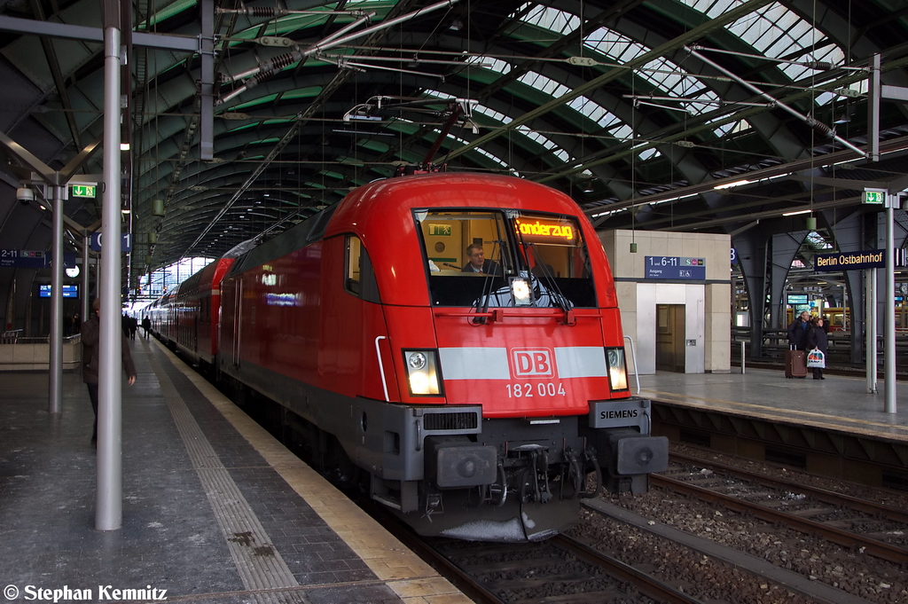182 004 mit dem Sonderzug (SZ 28951) von Brandenburg Hbf nach Berlin Ostbahnhof in Berlin Ostbahnhof. Am Zugende hing die 182 013-3 Buga Werbelok. Sie fuhren zusammen den Sonderzug und haben in Gtz , Gro Kreutz, Werder(Havel), Berlin Charlottenburg, Berlin Zoologischen Garten, Berlin Hbf und Berlin Friedrichstrae gehalten. Beim an fahren entwickelten beide Regiostiere zusammen ein Leistung von fast 18000 PS. 08.12.2012 