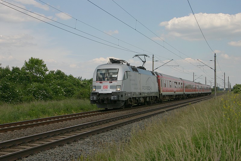 182-004 mit einem RE von Cottbus nach Leipzig auf der KBS 215 bei Eilenburg erwischt.(18.6.2010)Leider mit  Wolkenschaden 