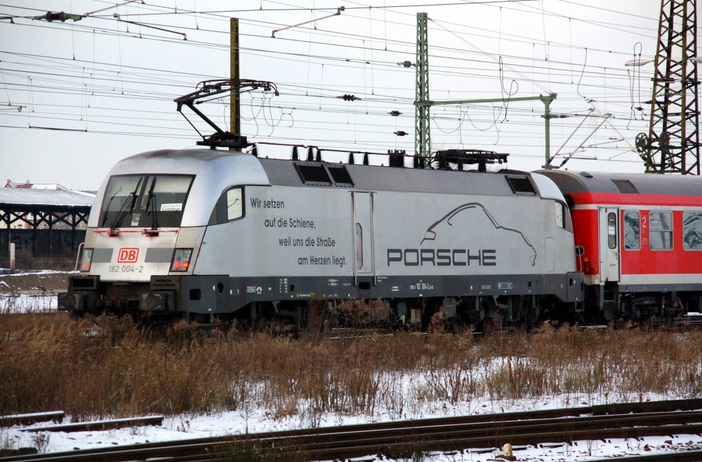 182 004 schiebt nun wieder ihren RE zurck nach Cottbus. Fotografiert am 20.12.09.