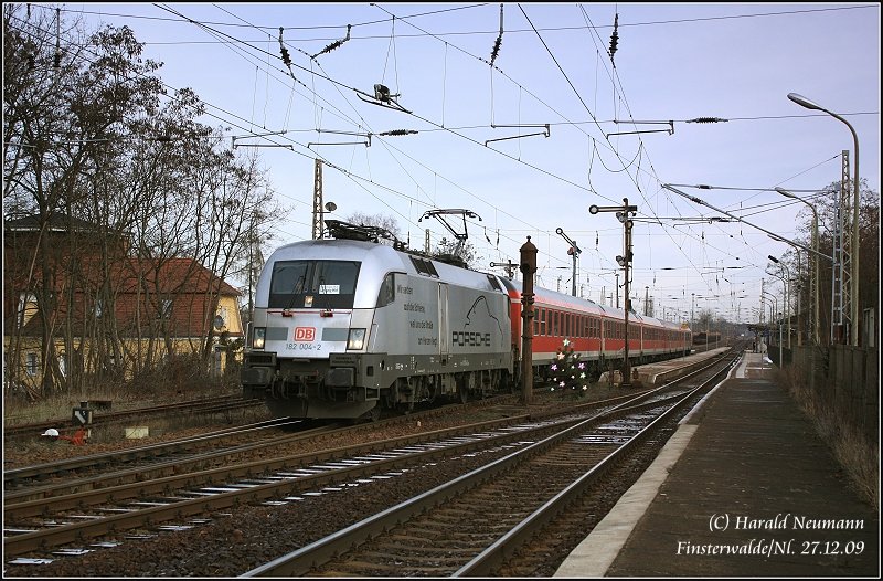 182 004 verlsst Finsterwalde mit einem RE10.