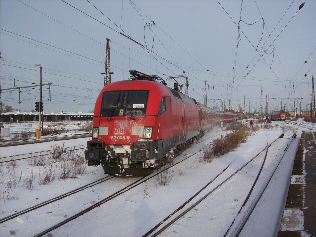 182 005-9 bei der Einfahrt in den Hbf Leipzig 16.12.2010