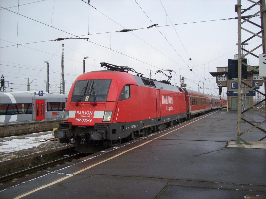 182 005-9 kommt gerde als RE10 aus Cottbus in den HBF Leipzig eingefahren 16.12.2009