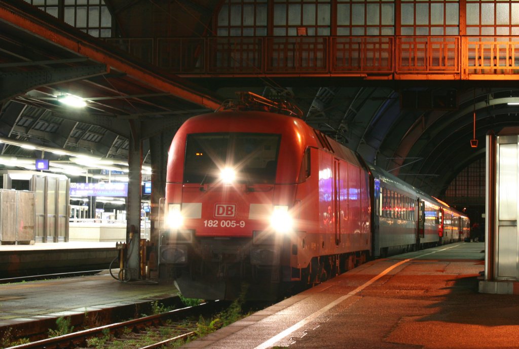 182 005-9 mit dem IC 2177 (Frankfurt(Main)Hbf-Karlsruhe Hbf) am Zielbahnhof 11.11.10. Die Lok wird gleich den Zug verlassen und durch die strmische Nacht aufs Abstellgleis fahren.