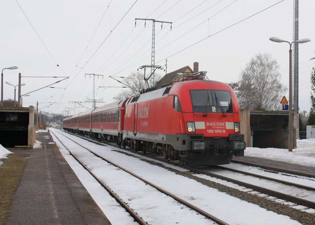 182 005-9 mit RE von Cottbus nach Leipzig Hbf. Fotografiert bei der Durchfahrt durch Leipzig-Thekla am 04.02.2010.