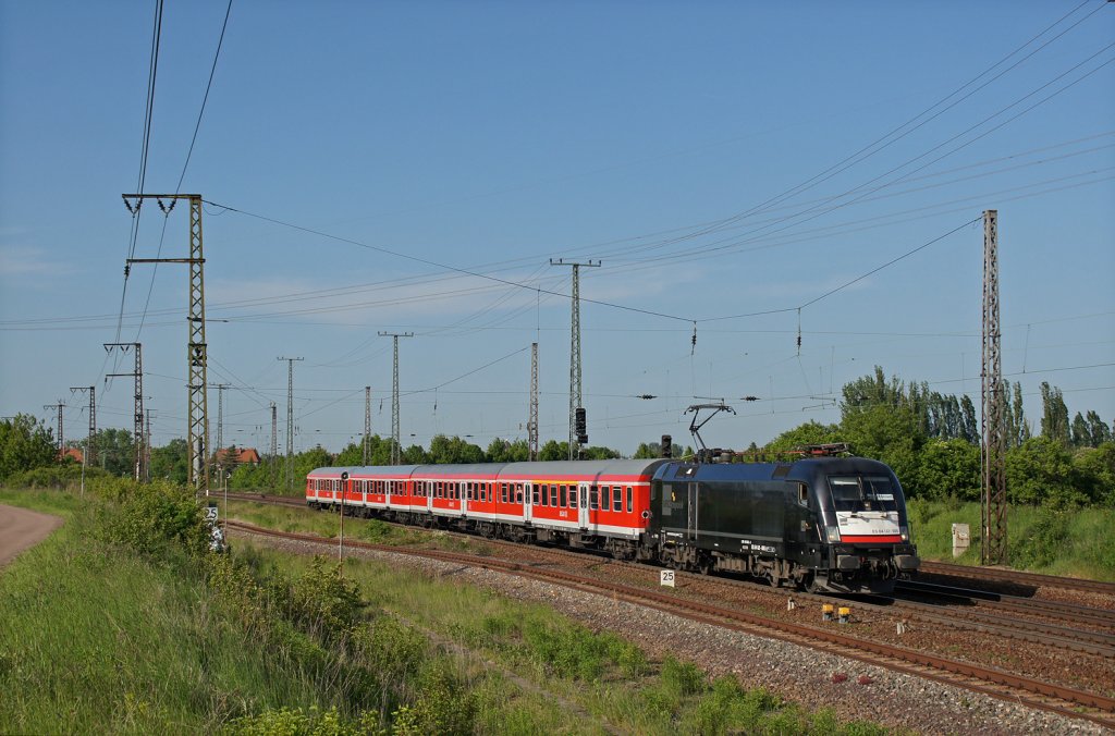 182 005 (ES 64 U2-005) mit RB 16328 Halle(Saale)Hbf - Eisenach bei der Ausfahrt aus Grokorbetha. 20.05.12