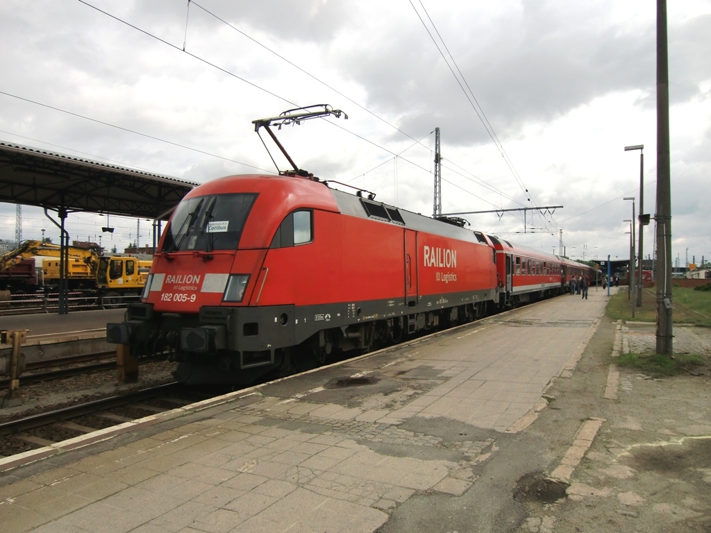 182 005 mit RE 28125 brachte mich am 25.05.2010 von Leipzig nach Cottbus. Dies ist ein Bild bei der Ankunft am HBF Cottbus Gleis 11.
