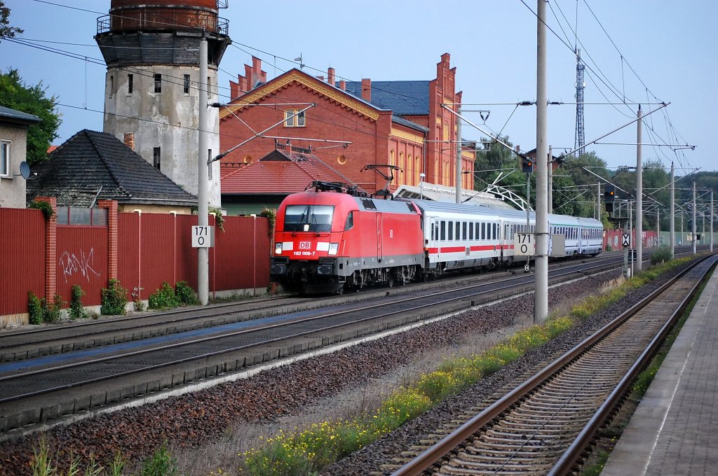 182 006-7 mit dem EC 340 Lneburg in Rathenow. 10.09.2010