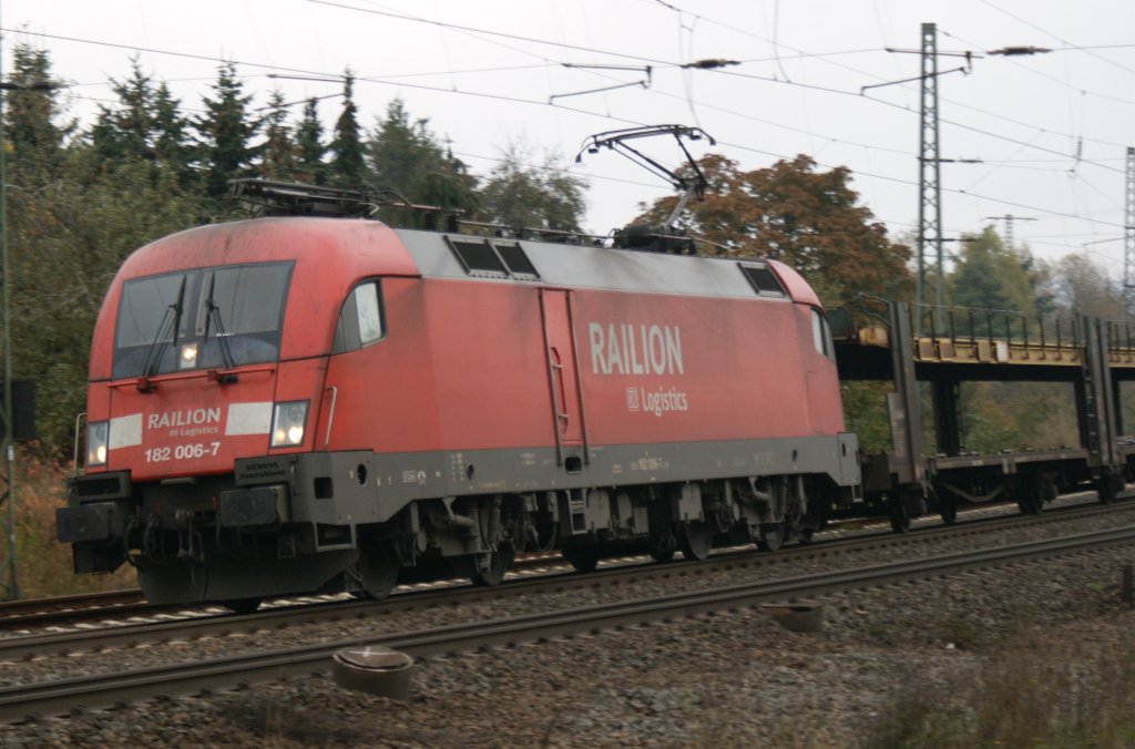 182 006-7 mit leeren Autotransportwagen kurz vor Fulda 24.10.2009