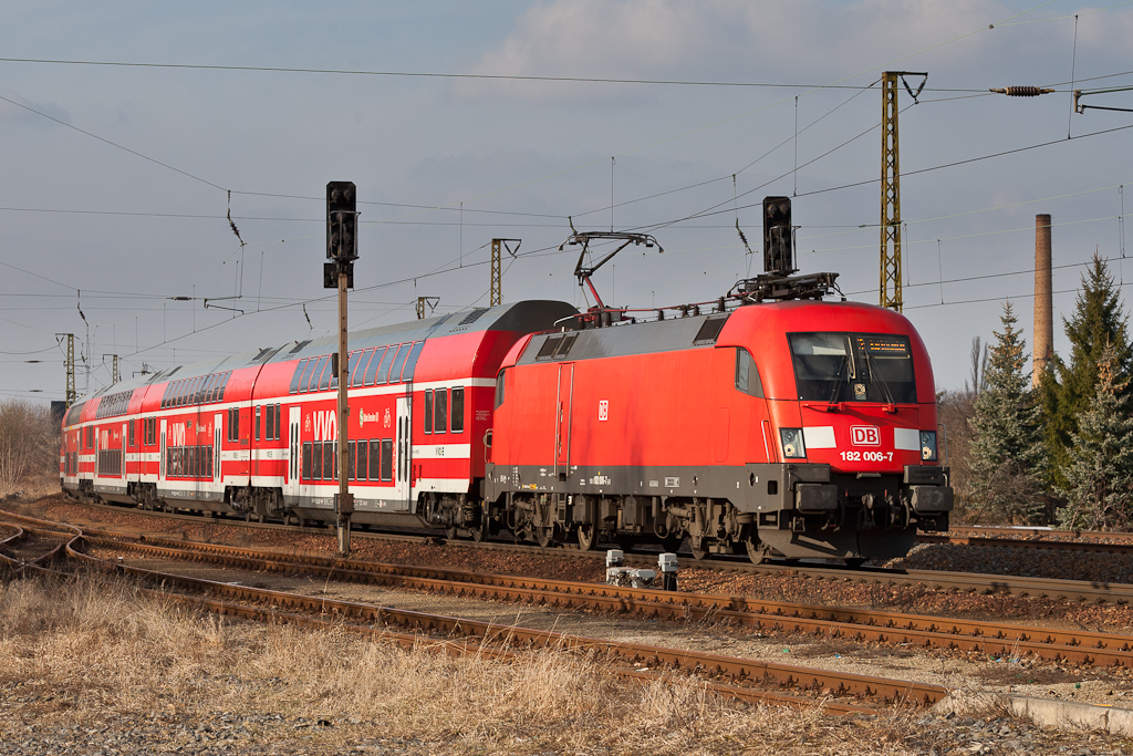 182 006-7 rollt mit der Dresdner S-Bahn Linie S1 am 09.03.2012 in Coswig ein.