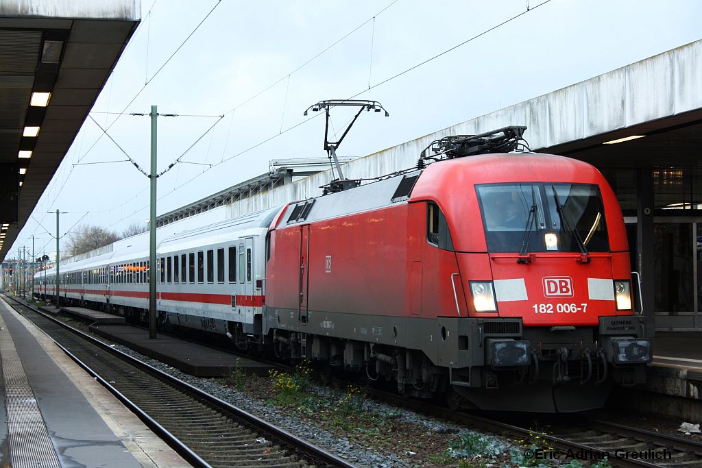 182 006 mit einem IC aus Lneburg am 12.11.2010 in Hannover HBF.