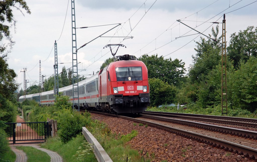 182 006 zieht am 30.07.10 EC 175 durch Dresden-Stetzsch Richtung Hbf.