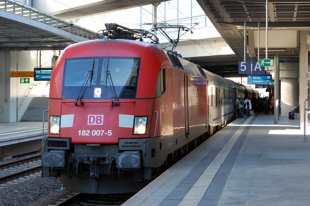 182 007-5 mit dem EC 341 nach Krakow Glowny in Berlin Sdkreuz. 01.10.2010