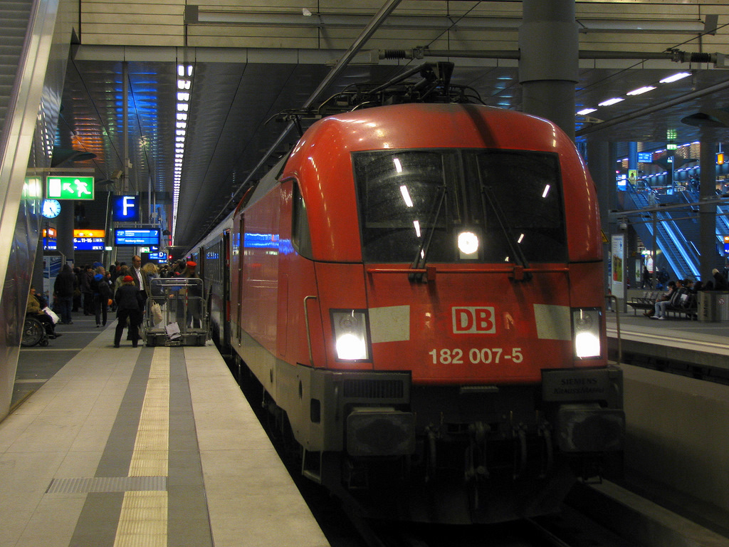 182 007-5 steht am 02.10. mit dem EC  Jan Jesenius  (Budapest - Hamburg Altona) im Berliner Hbf. bereit.