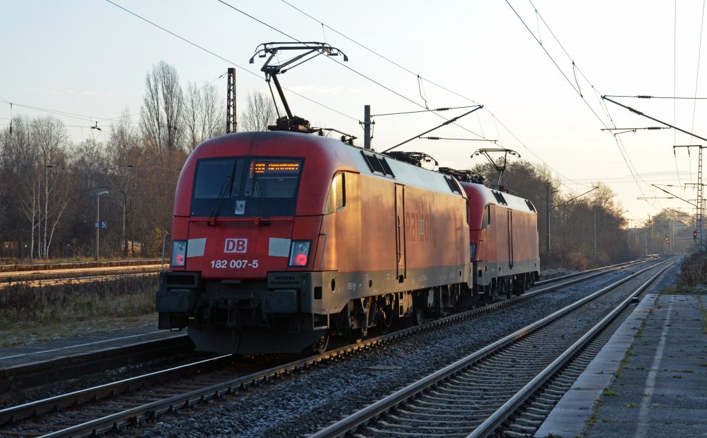 182 007 fuhr am Morgen des 03.12.11, gezogen von 182 015, durch Leipzig-Thekla Richtung Eilenburg.