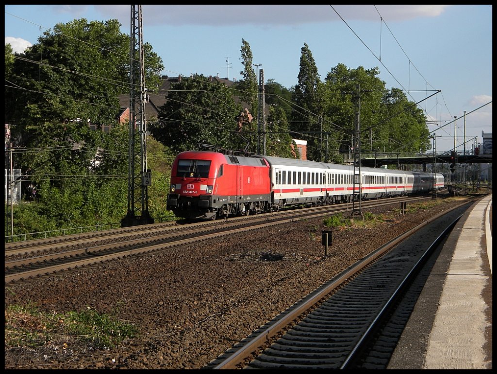 182 007 hatte am 15.07.2010 die Ehre den 2022 nach HH-Altona zu bringen, hier in Dsseldorf Zoo