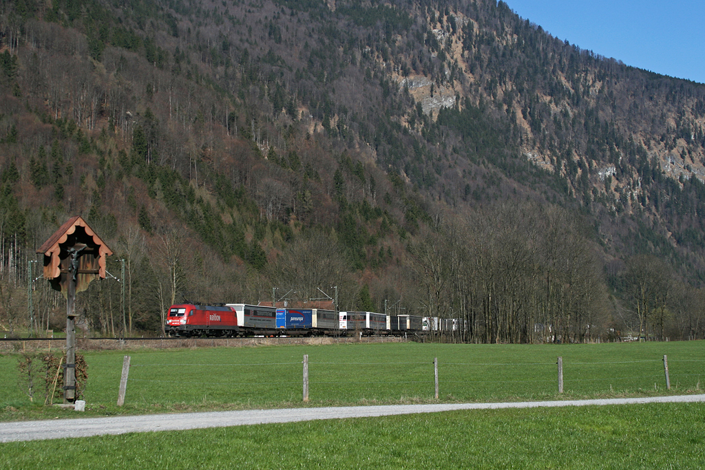 182 007 mit dem Terratrans KLV am 7.4.2010 bei Niederaudorf.