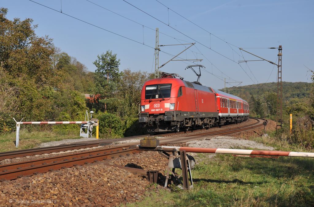 182 007 mit einer RB von Halle nach Eisenach am 17.10.2011 bei Saaleck