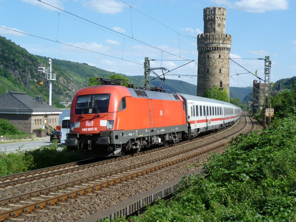 182-007 zieht am 15.7.10 den IC 2022 durch Oberwesel.