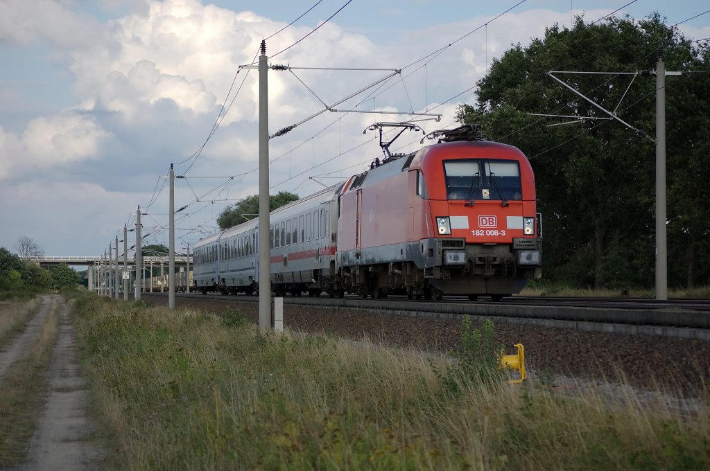 182 008-3 mit dem EC 340 Lneburg zwischen Growudicke und Rathenow. 18.08.2010