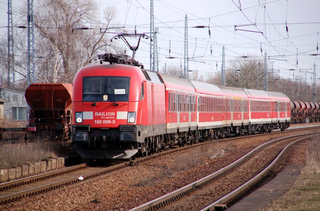 182 008 erreicht am 27.02.10 den Bahnhof Eilenburg.