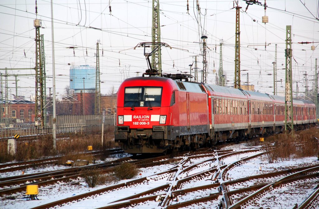 182 008 schiebt nun ihren RE wieder aus dem Leipziger Hbf zurck nach Cottbus. Fotografiert am 20.12.09.