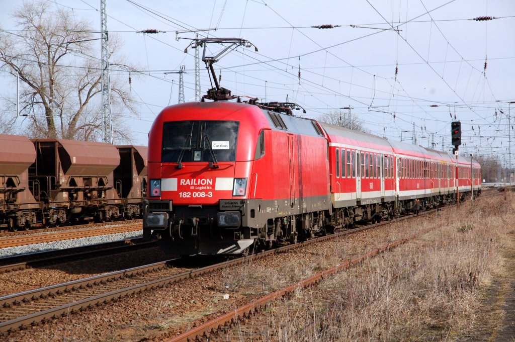 182 008 schiebt nun ihren RE aus Richtung Leipzig kommend aus Eilenburg raus nach Cottbus. Fotografiert am 27.02.10.