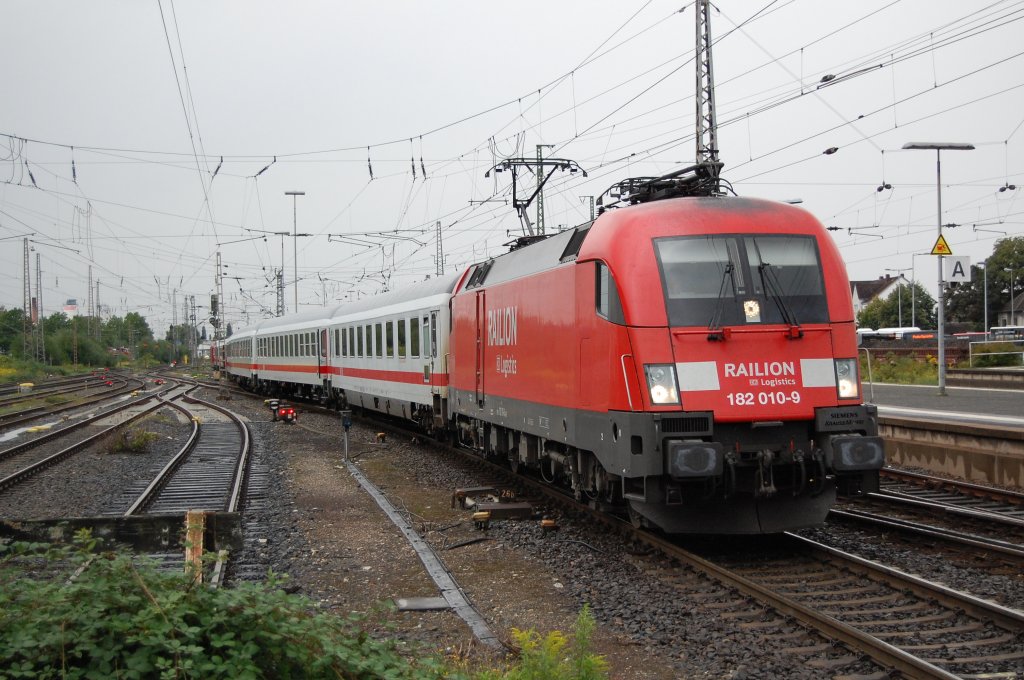 182 010-9 und 101 098-2 (hinten) bei der Bereitstellung des IC 2550 Paderborn Hbf - Dsseldorf Hbf, im Paderborner Hauptbahnhof, 28.08.2010