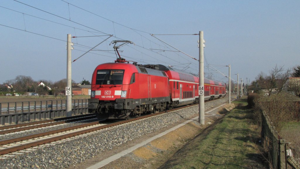 182 010-9 hatte am 22.03.2012 die Aufgabe den RE2 nach Cottbus zu schieben. Hier wird der Zug gleich den Bahnhof Lbbenau/Spreewald erreichen.