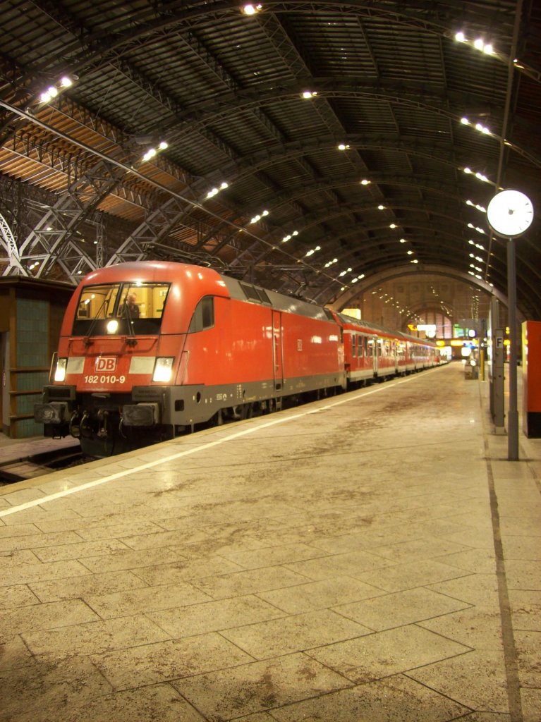 182 010-9 im Hbf Leipzig 12.12.2010